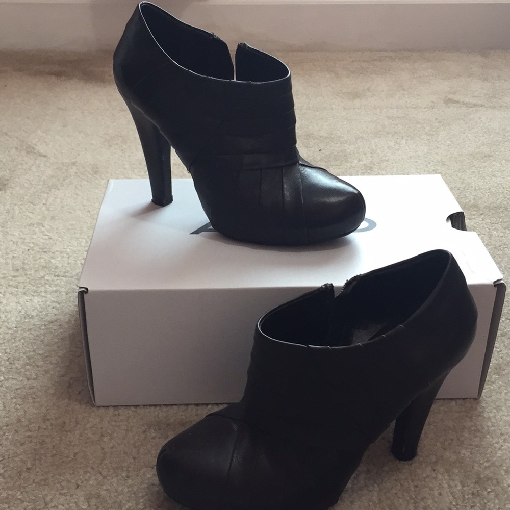 Gianni Bini Brown Leather Booties Size 6.5